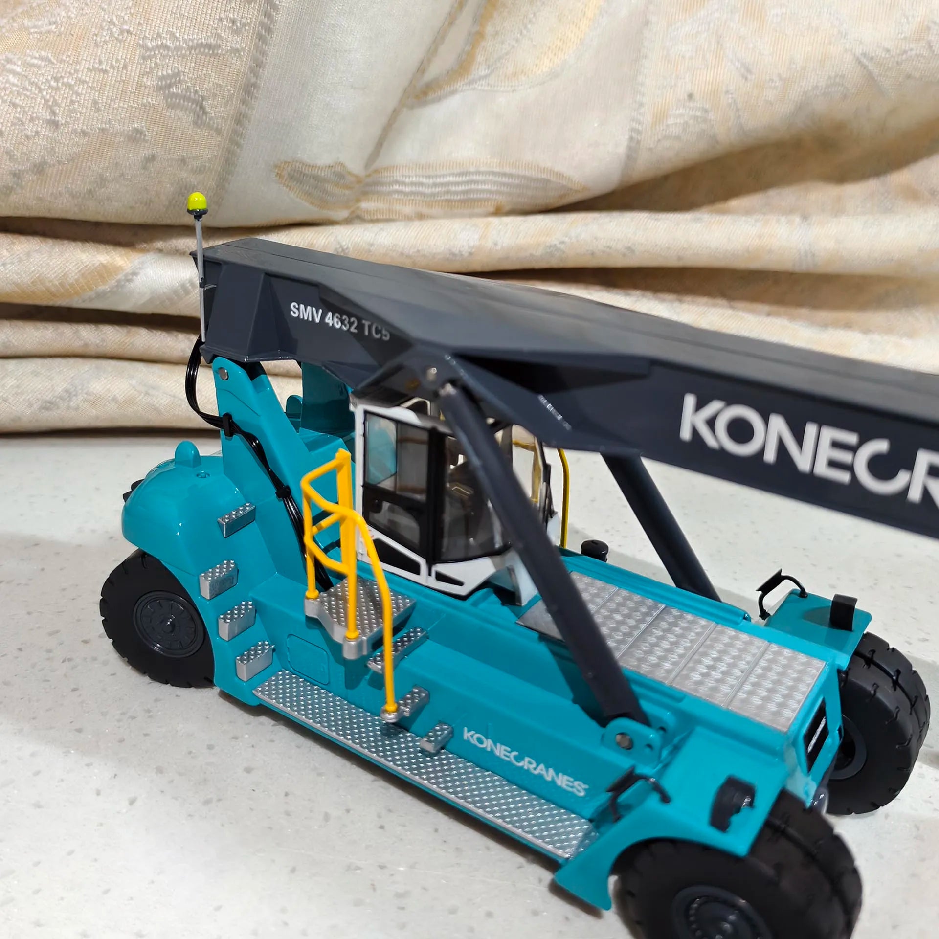 Diecast 1:50 Scale KONECRANES Container Reach Crane Engineering Machinery Truck Alloy Model Toy Collectible Gifts