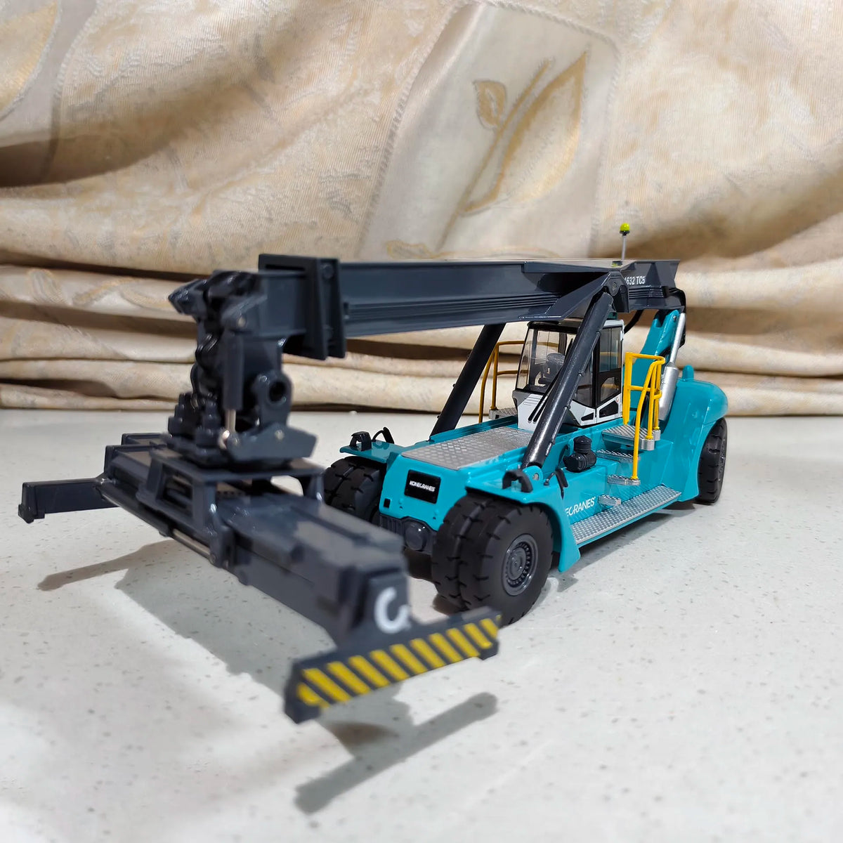 Diecast 1:50 Scale KONECRANES Container Reach Crane Engineering Machinery Truck Alloy Model Toy Collectible Gifts